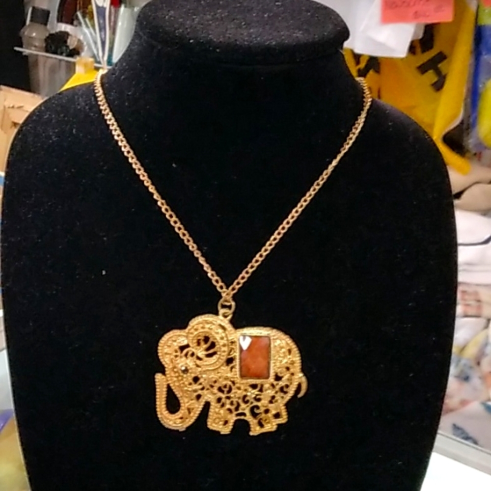 Beautiful elephant pendant necklace